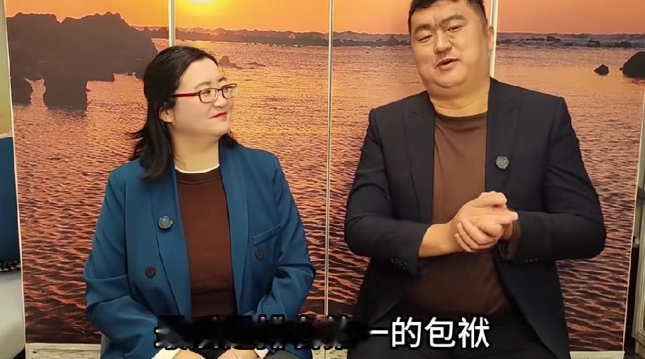 公式相声李宏烨又砸挂郭德纲了！
他和妻子郑钰在视频上解析自己的相声，特意推出了“