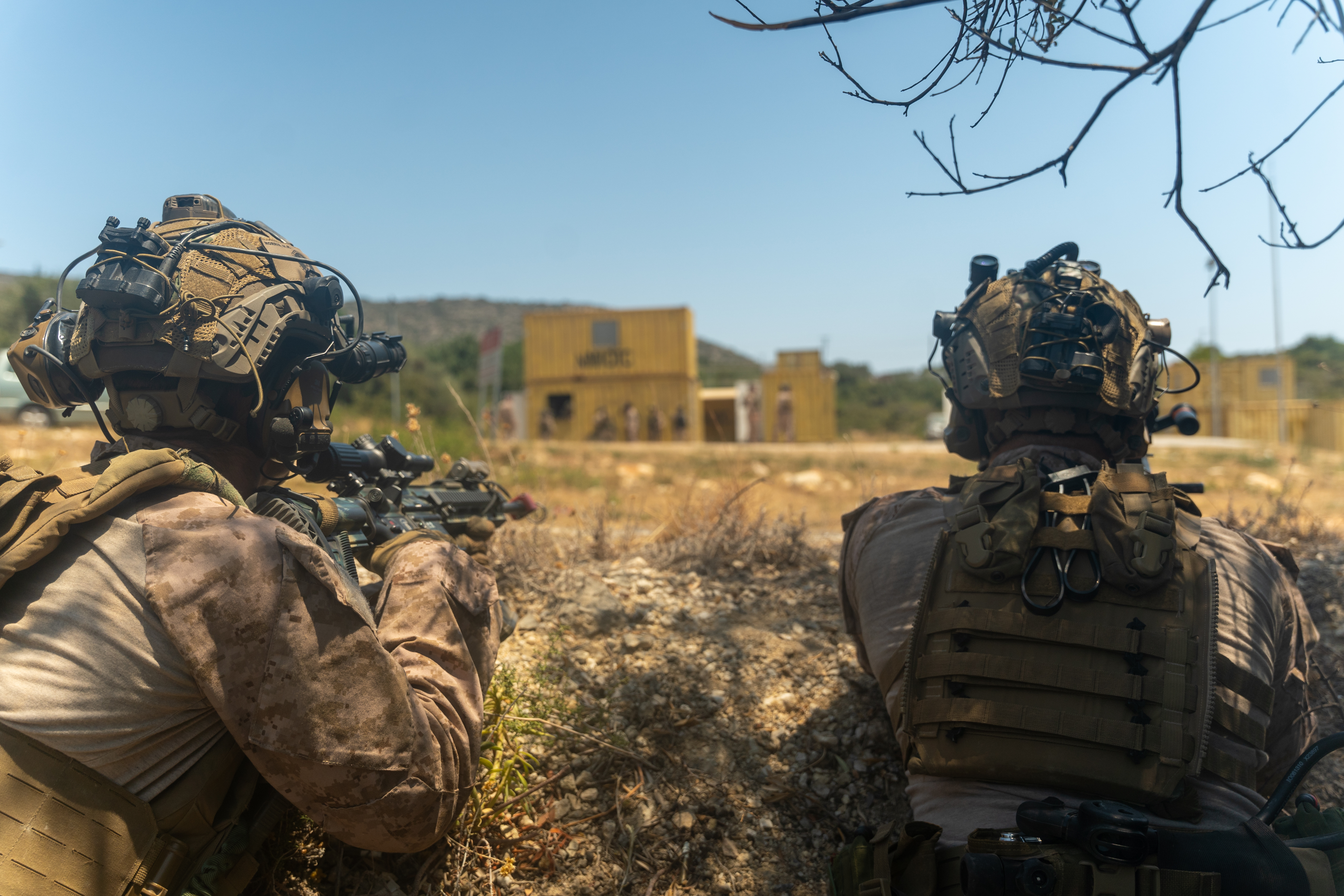 24th MEU (SOC)在对希腊苏达湾海军支援活动进行模拟空袭期间负责安保 