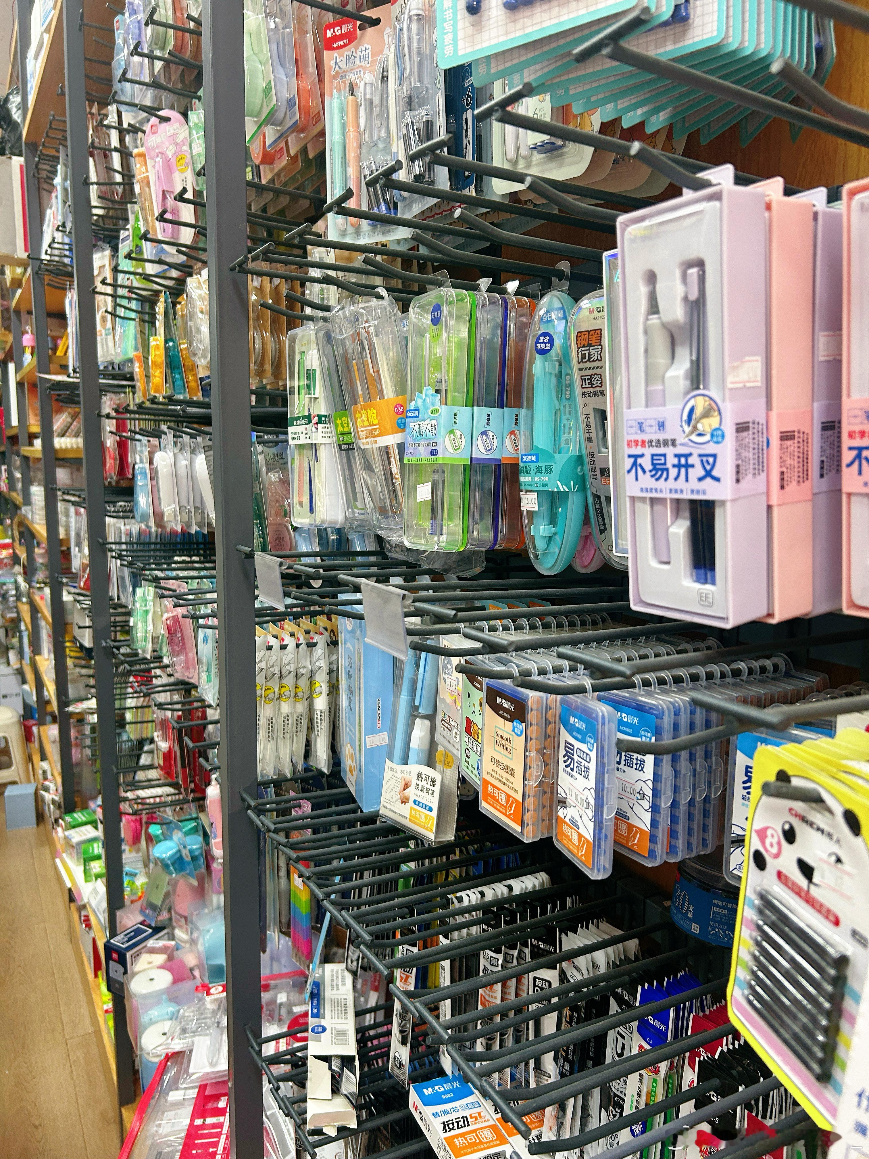 家里打印机坏了。接完闺女来我哥这打印试卷。被扣到这里看店了