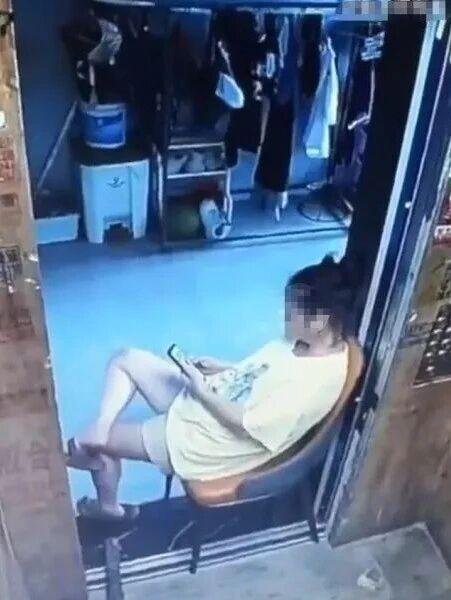 安徽有个小区，一名女子为了独占电梯里的空调，搬椅子卡住电梯门缝。

电梯直接被锁