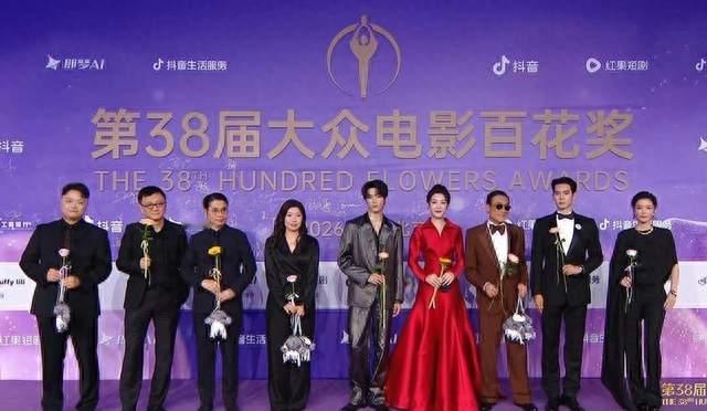 76岁张艺谋红毯显憔悴，41岁陈婷状态正佳，同框反差引人唏嘘