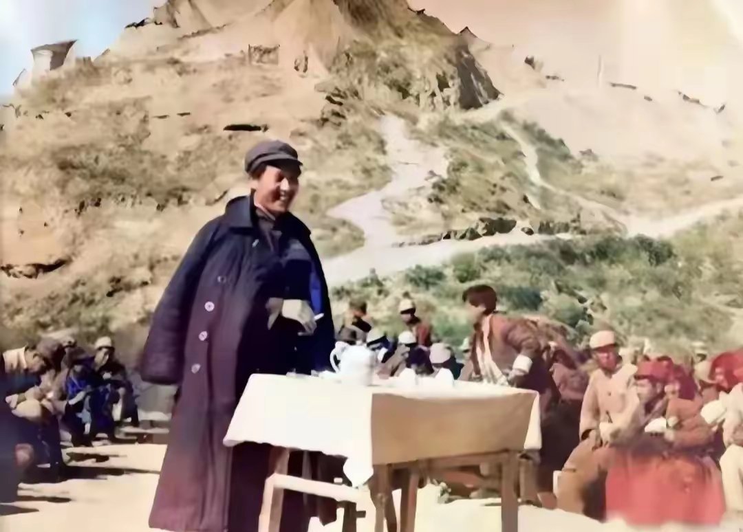 黄克诚上井冈山后，发现红军不发军饷，他想不明白，有意见就提。黄克诚去找毛主席说，