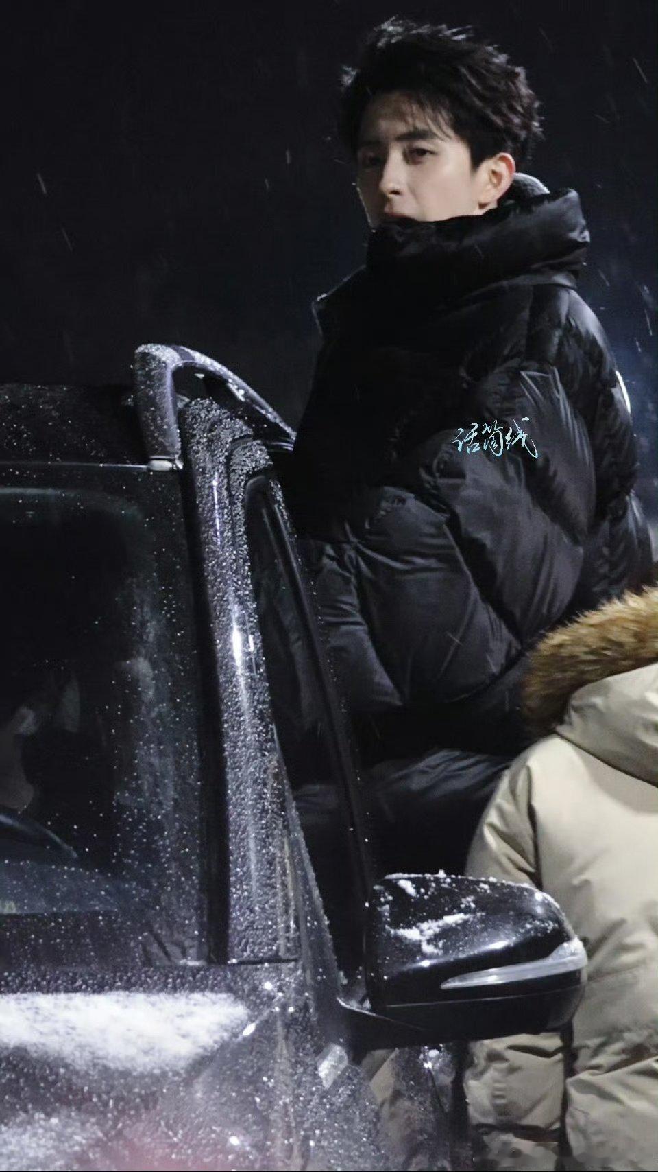 敖瑞鹏难受到捂肚子皱眉救命！听说敖瑞鹏肠胃炎还没好，难怪捂肚子皱眉，宝子一定要好