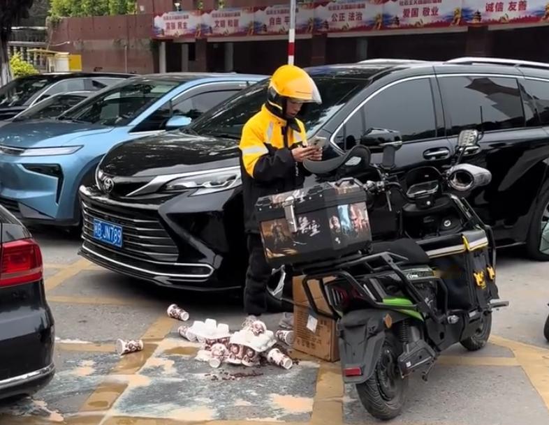 记得这位打翻32杯奶茶的外卖小哥吗？最后他自费重新购买了奶茶，店员知道后，帮他用