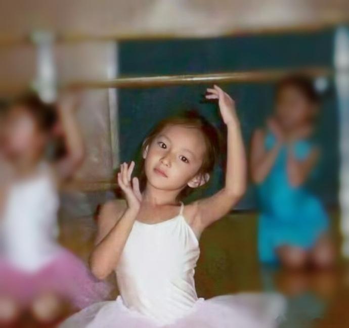 人之初导演美商简直了 马思纯演的笼中千金吴飞飞太有记忆点！高饱和穿搭和脸上的冷淡