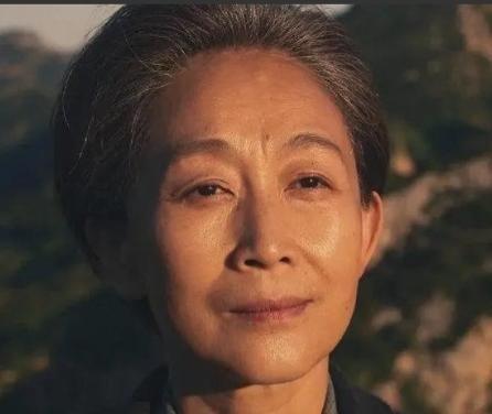 1971年， 清华大学 叶文洁背叛人类，擅自向太空中发射电波，8年后竟收到神秘回