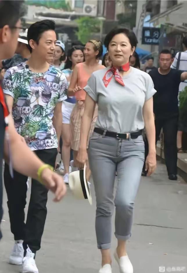 走在街上，林青霞看起来依然不老，演员的身材还是那么好…