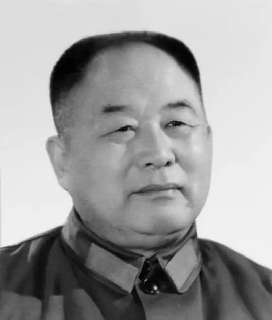 1970年12月的一天，李德生正在安徽忙着开会，电话突然响了，电话那头语气急促，