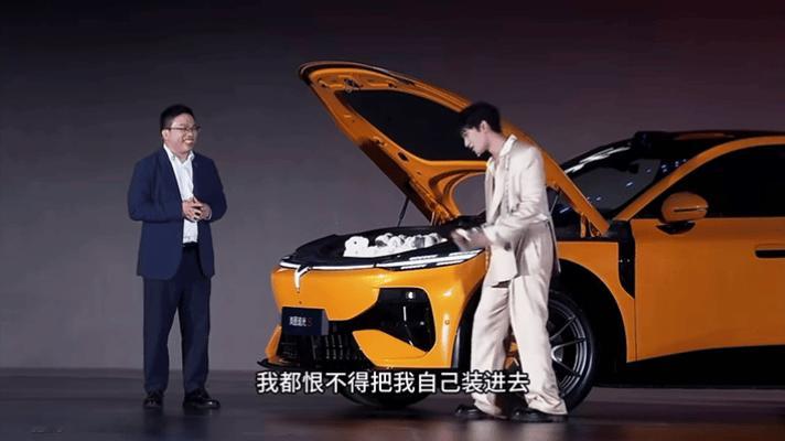 杨洋被小羊可爱到了 杨洋恨不得把自己装进去杨洋被软萌小羊狠狠戳中，俯身细细看着玩
