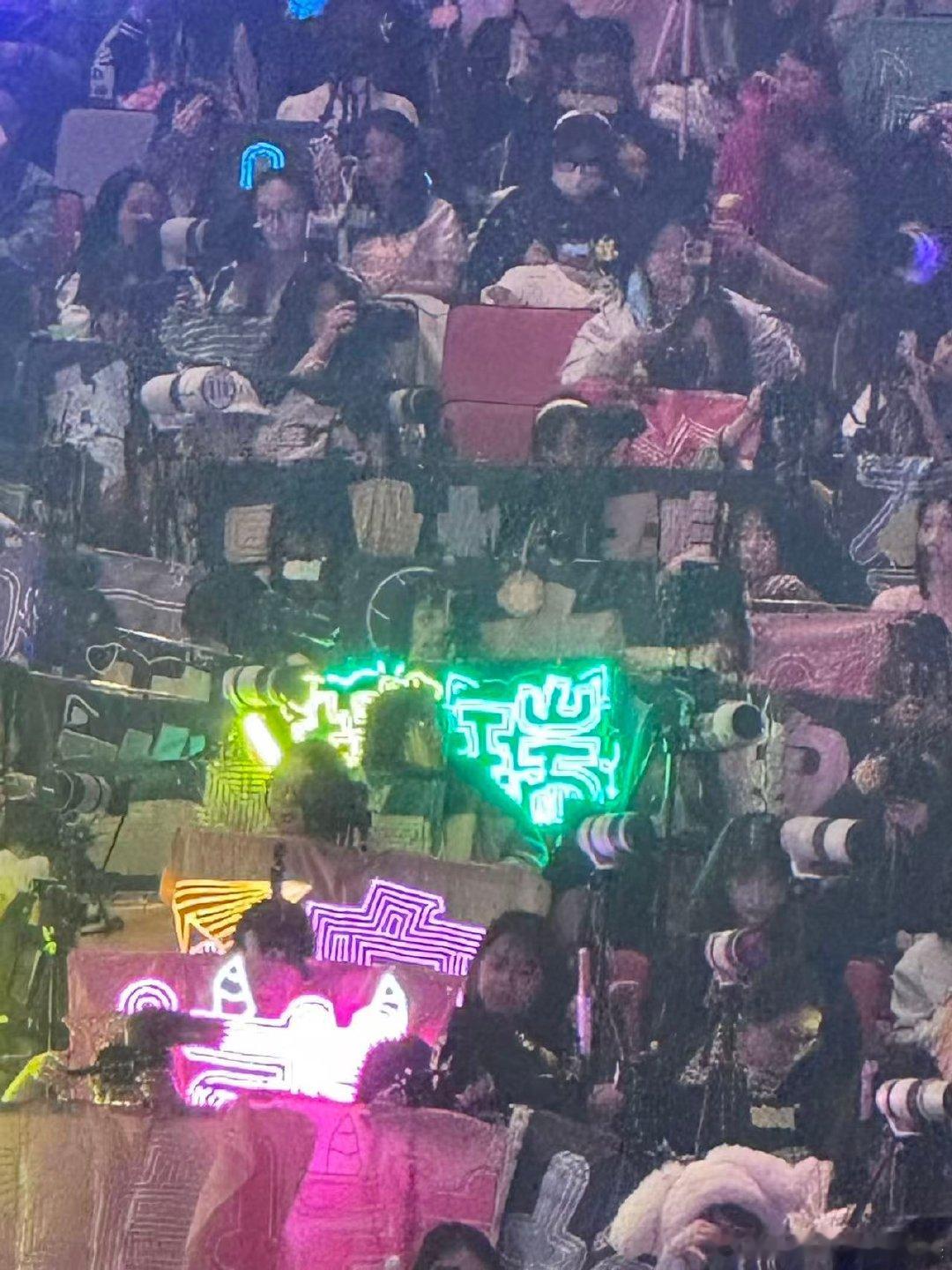 张桂源张函瑞双人舞台 张桂源张函瑞对唱 这舞台真的看一次惊艳一次，俩人对唱超有默