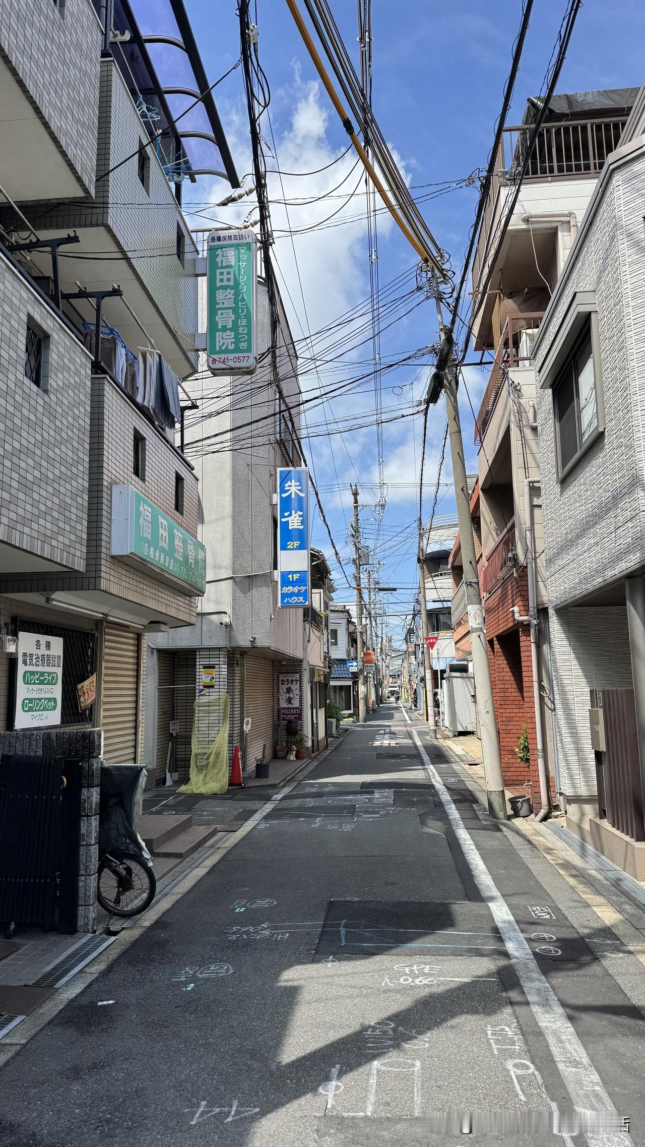 大阪玉出超市今里店，毗邻一片公墓。每次去超市，都要经过这个墓园。

公墓规模不大