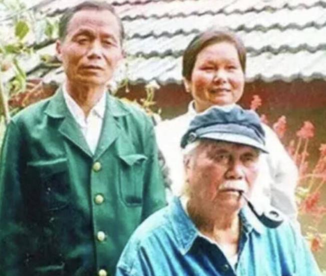 [微风]2008年，成龙的父亲在临终之际，向成龙爆出了一个大秘密：“其实，我们家