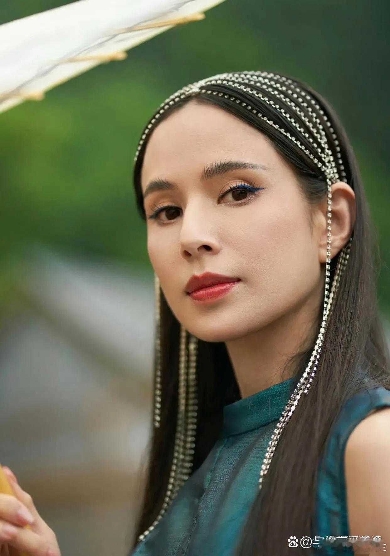 李若彤这身打扮真显年轻，完全可以考虑去参加《乘风破浪的姐姐》第五季了 ​​​