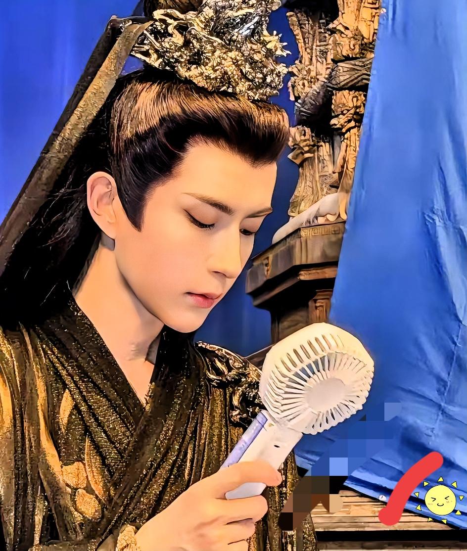 我一个在剧组里跑龙套的朋友
曾有幸见过于朦胧几次
他说于朦胧就是太过
温柔了
​