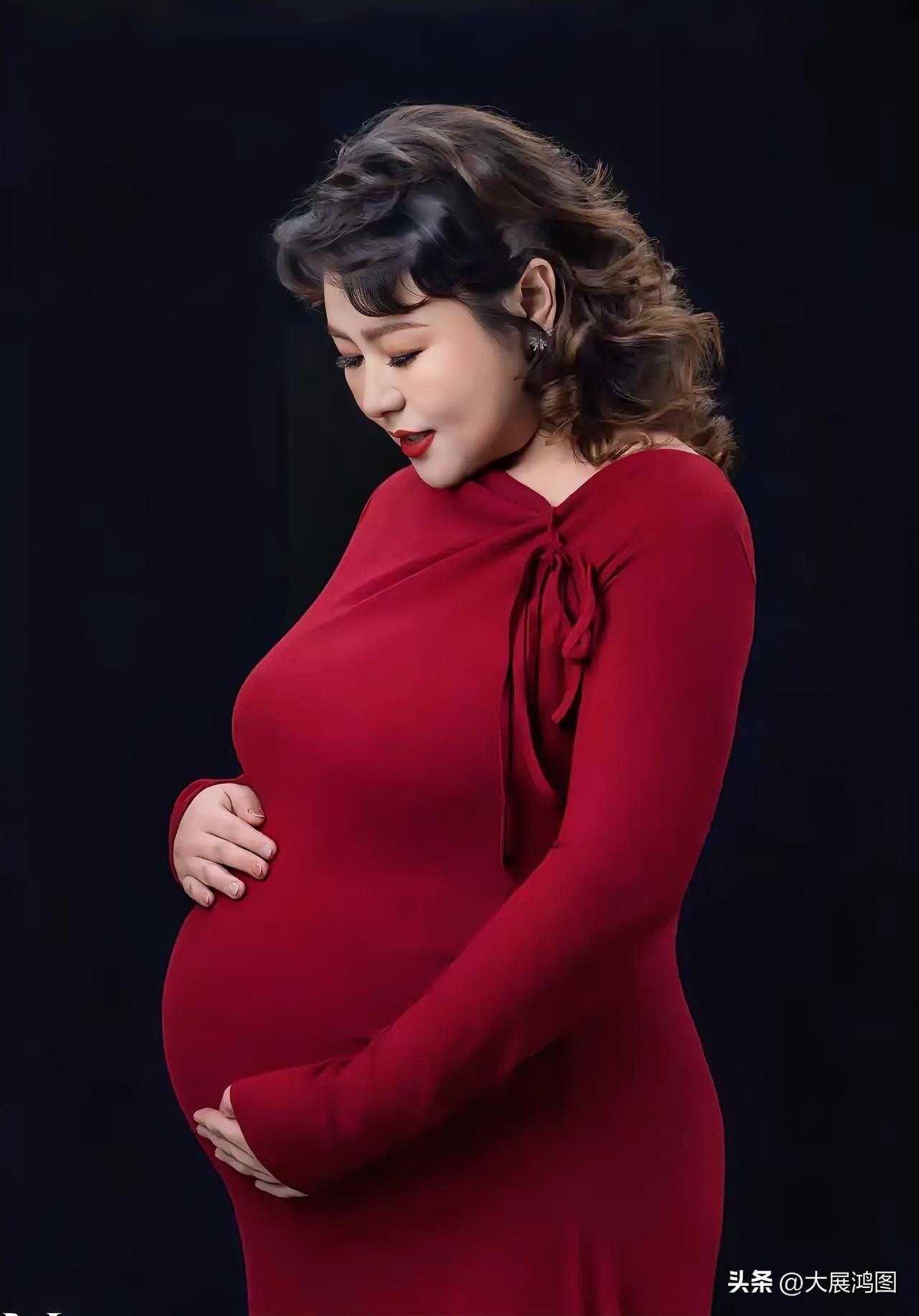 温柔孕妈妈，一袭红衣尽显孕韵，幸福满溢！🌸💕孕期氛围感写真 温柔孕味写真 温