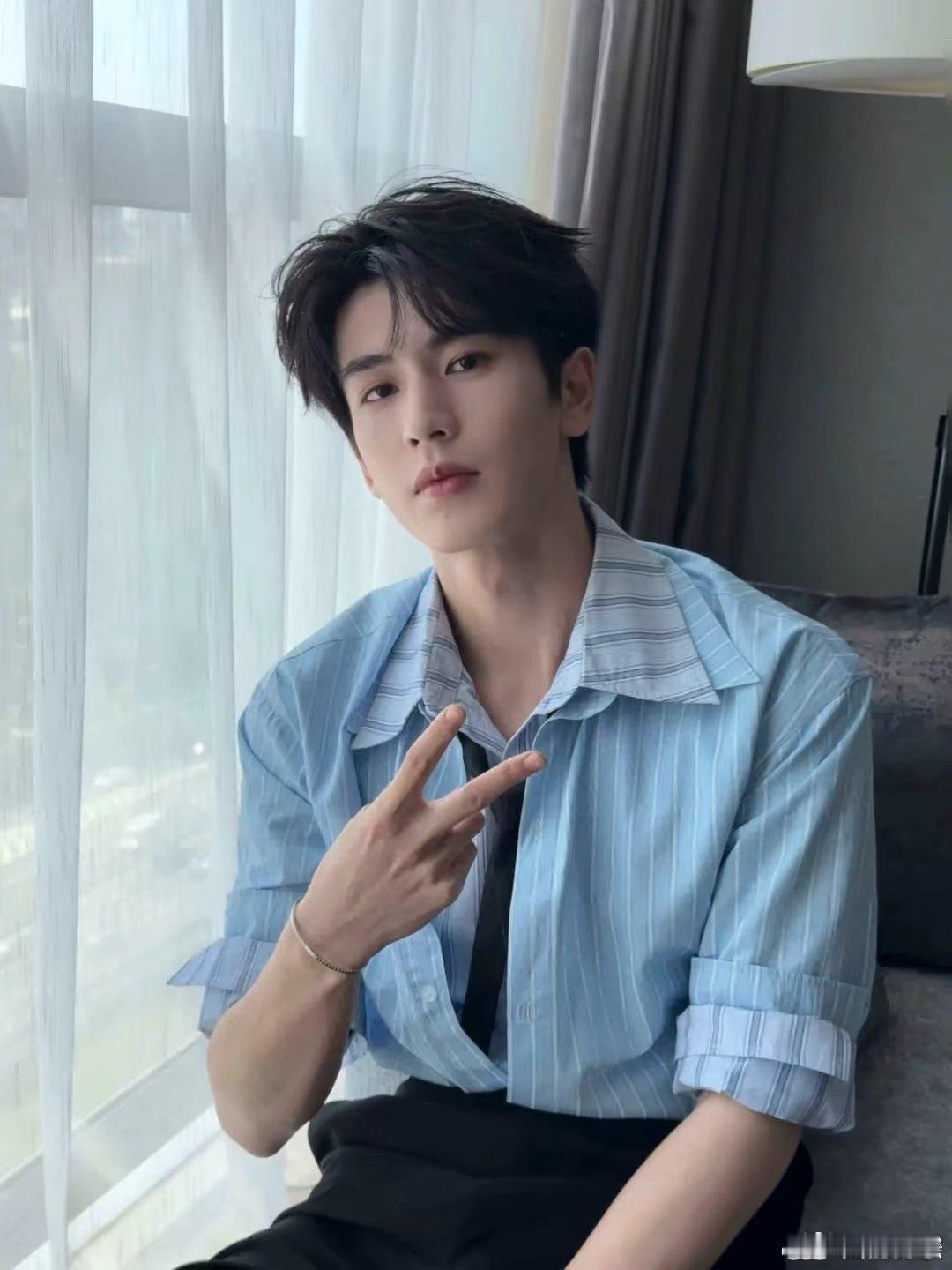 张凌赫无畏契约上班 今日上班状态直接拉满，颜值与气质双双在线，镜头下每一帧都干净