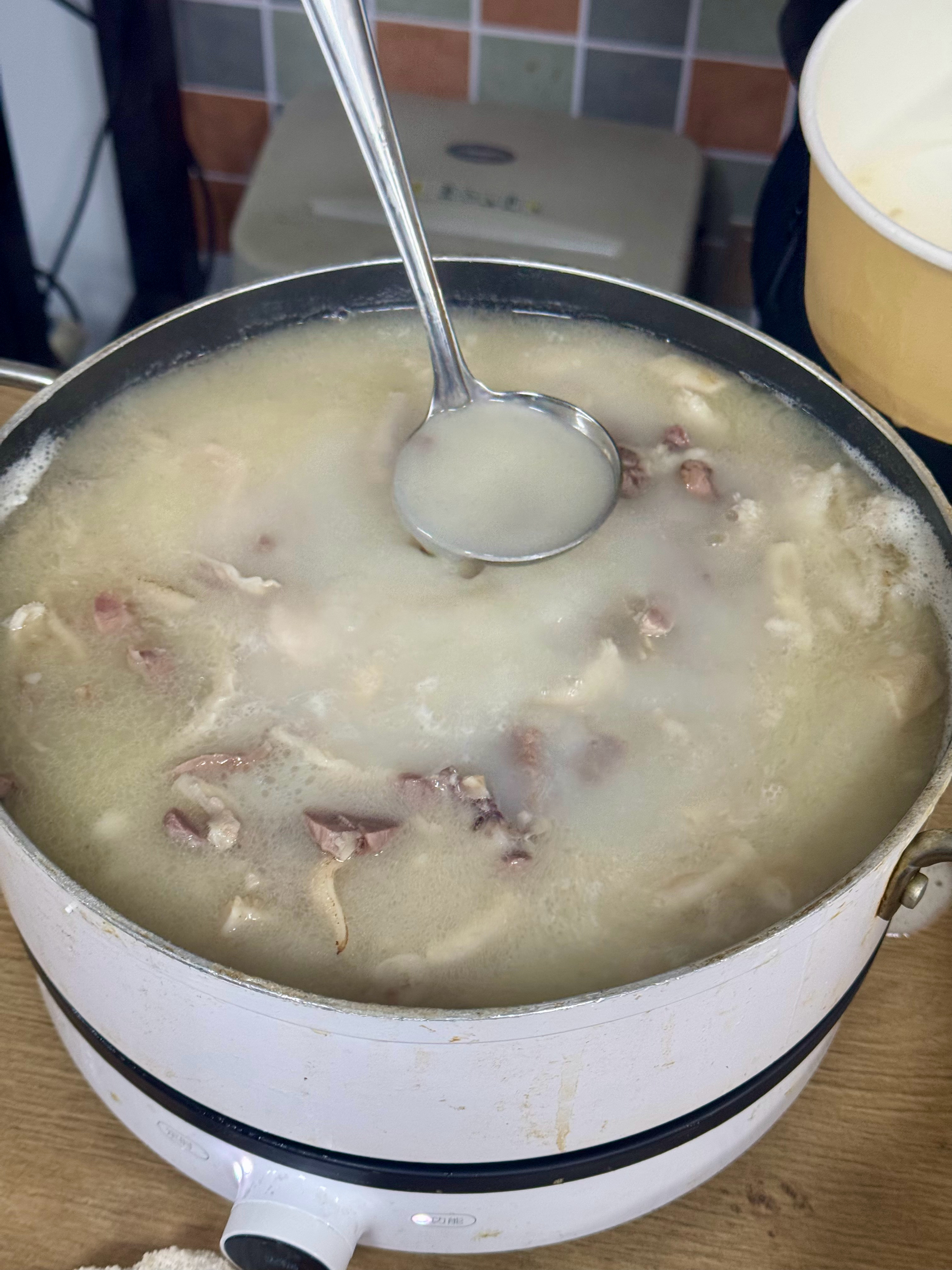 谁家下午茶是羊肉汤啊？好吃好吃好吃好吃太好吃了羊肉一点膻味都没有，汤又浓又鲜。四