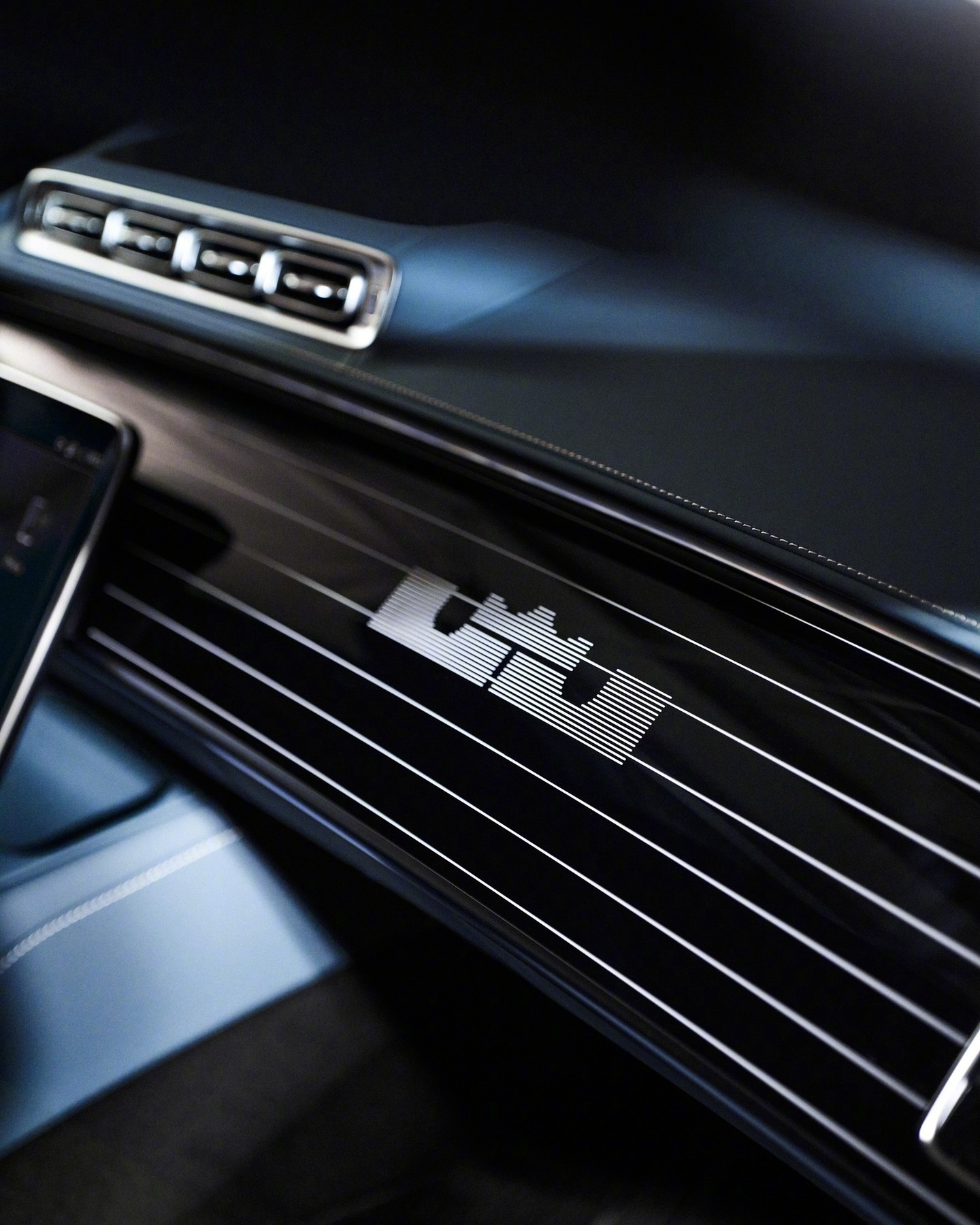 詹姆斯定制的迈巴赫S680，细节满满。 