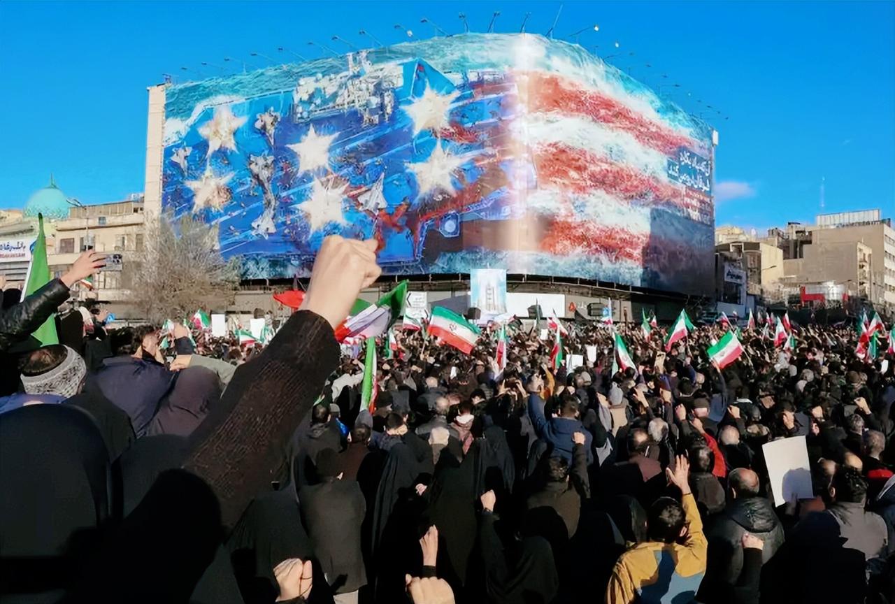 中东战火刚烧起来，英法德三国就突然联手放狠话，直接点名伊朗要动手了！不过别被唬住