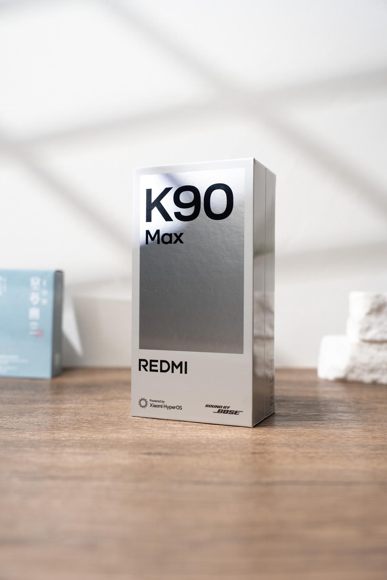 ，作为小米品牌第一款内置主动散热风扇的手机我们必须要买，这个黑色的版本并不是纯黑