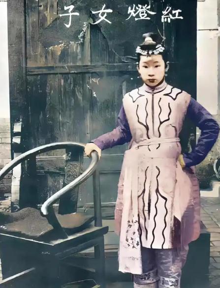 1900年，“黄莲圣母”不幸被八国联军抓获，联军对她所谓的“法术”充满好奇，对她