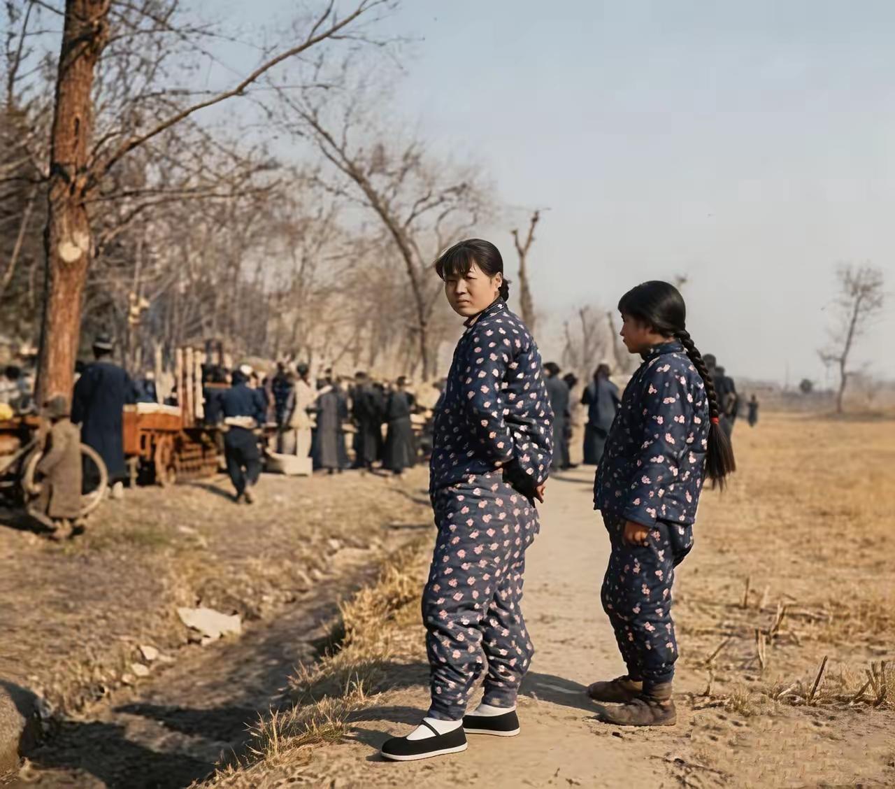 花棉袄，新布鞋，在那个年代，只有家境颇为殷实的家庭才置办得起。普通家庭不过是一身