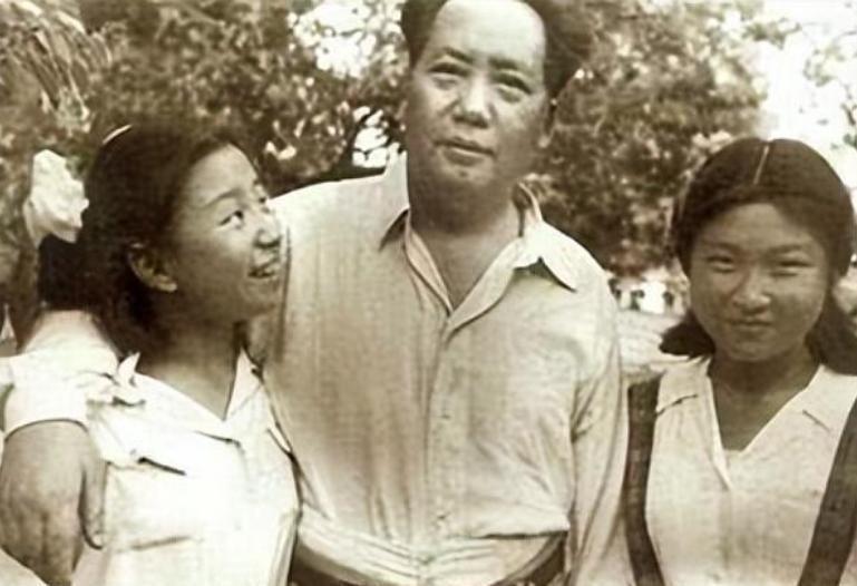 76年毛主席逝世，李敏排队瞻仰父亲遗容，碰到妹妹李讷后眼含热泪

“姐姐，你也来