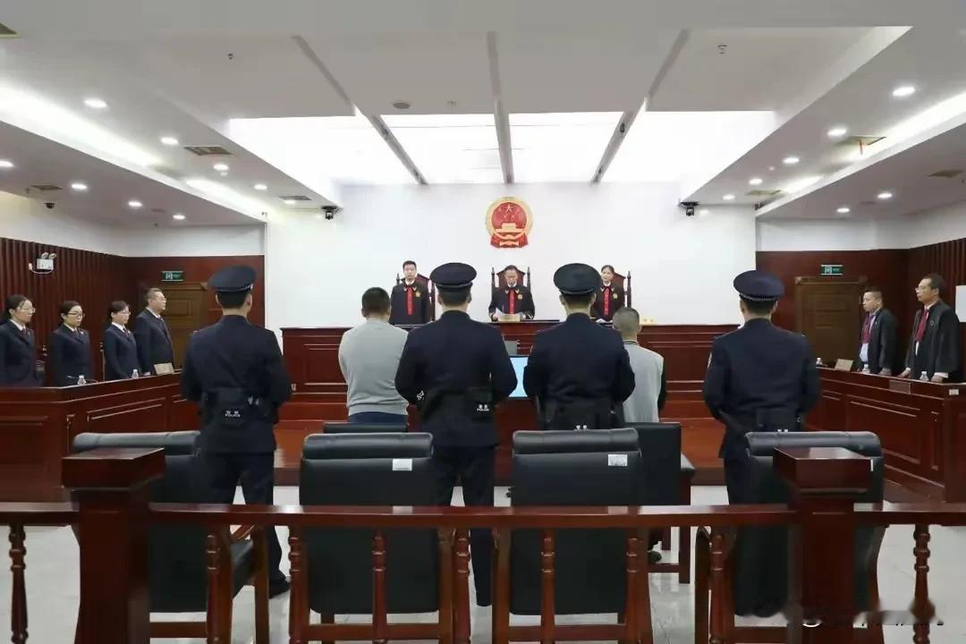 #“医德败坏”湘雅二院刘翔峰获刑17年#
刘翔峰是被自己医院的规培生和同事举报揭