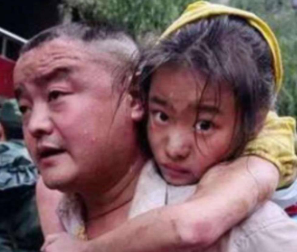 2008年，汶川地震，11岁的李佳芹被埋在废墟下十几个小时，她的父亲却不顾他人的