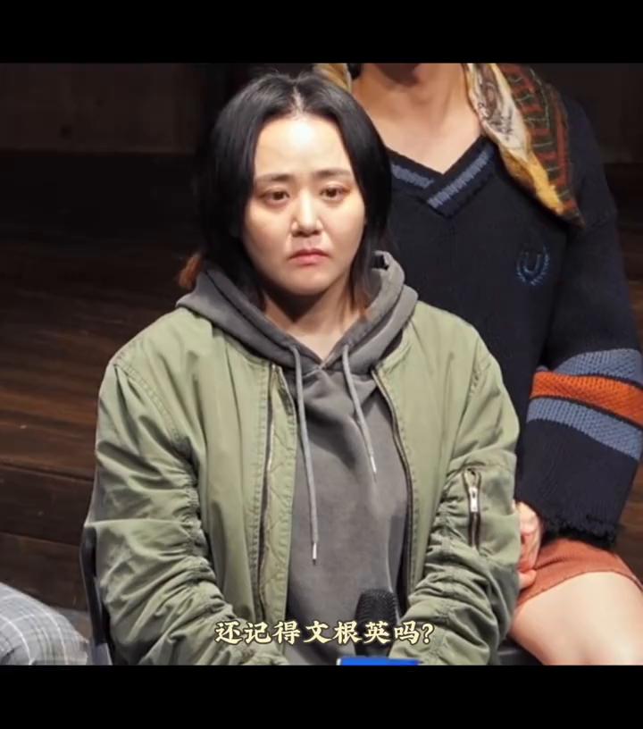 前阵子文根英出席活动，外貌变化大引热议，不少人瞎琢磨有的没的。
 
后来才清楚是