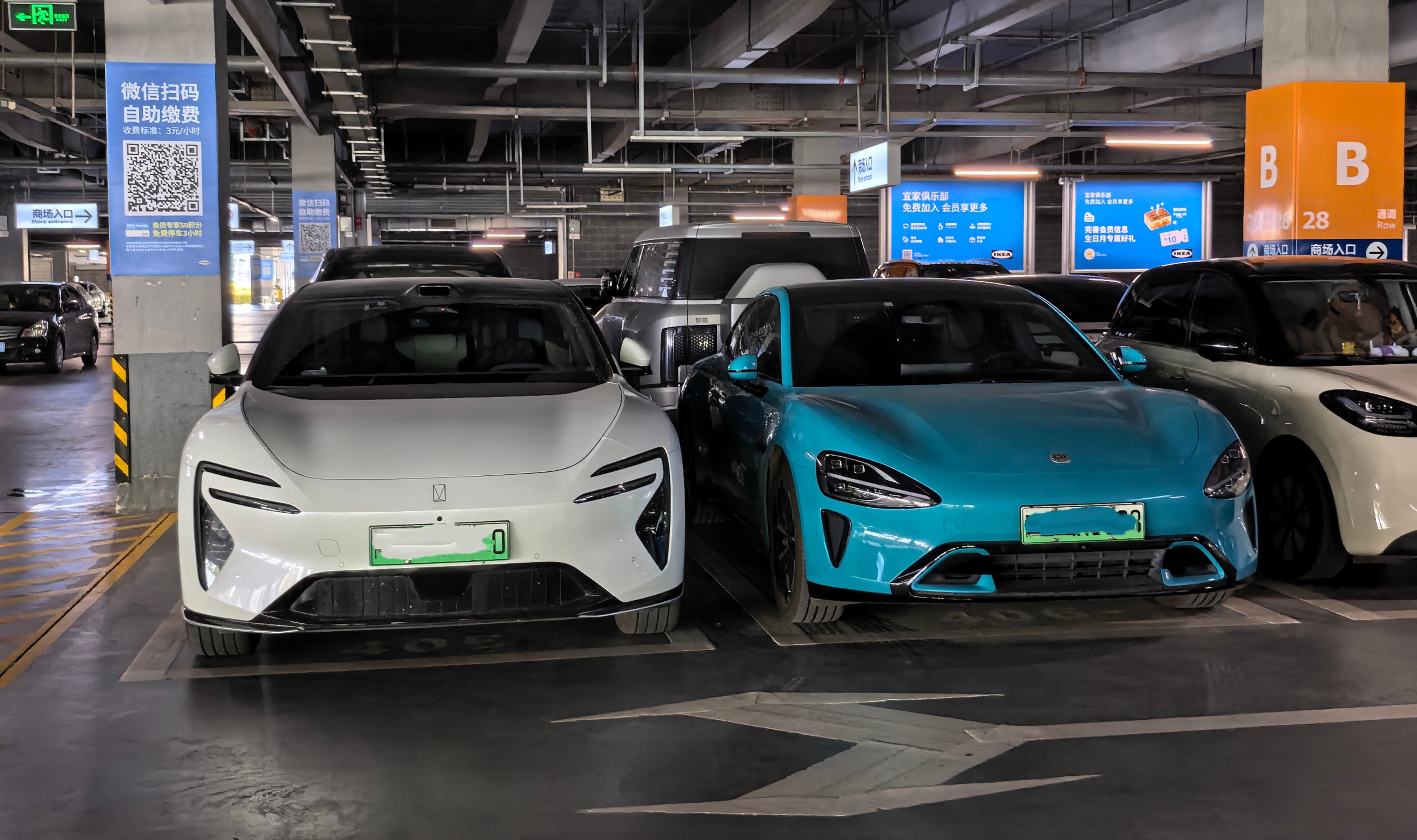 偶遇阿维塔06、小米SU7同框，我记得当时对比这两款车的挺多，但事实是，阿维塔0