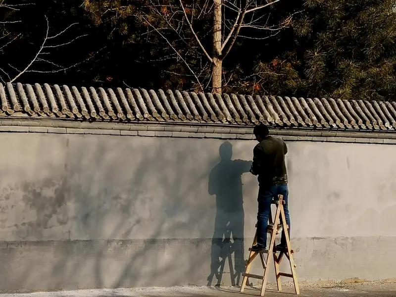 看到“斜阳挥毫墙上画”这个上联，瞬间就来了兴致。上联把斜阳拟人化，说它像个画家在