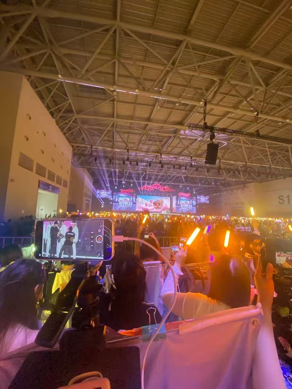 张奕然橙海好燃 橙海如焰，照亮少年舞台；热爱滚烫，只为张奕然✨张奕然好多橙