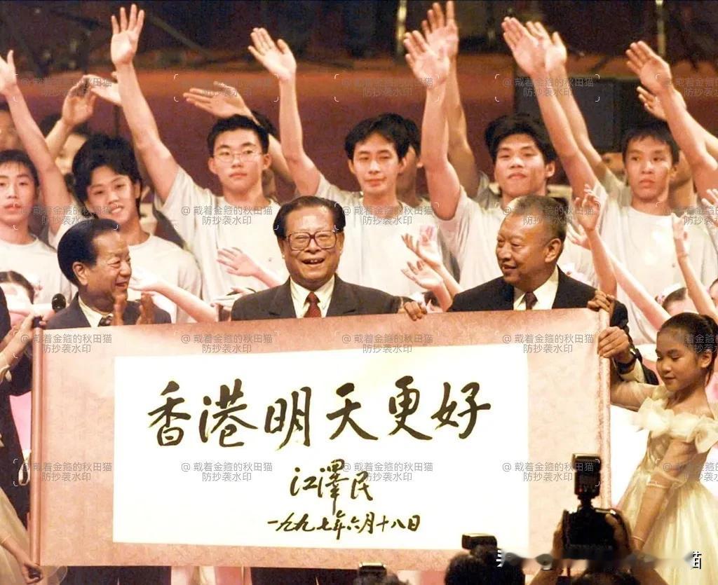 这幅字，论技法不输当代多数普通书法家了吧？但这幅字的分量之重在于，它见证了香港回