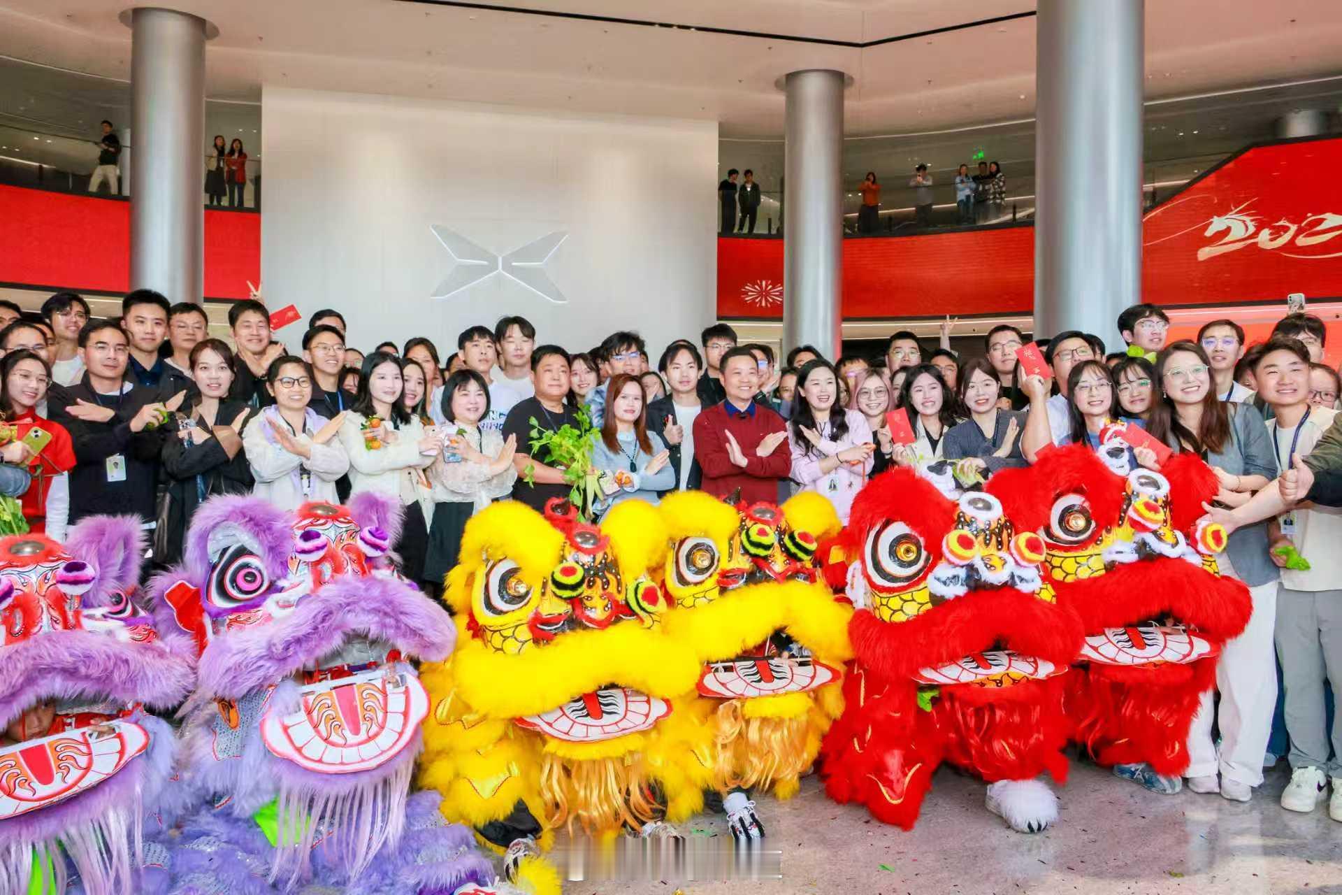 大年初八，开工大吉何小鹏大师兄开着新款小鹏X9纯电版，载着两头醒狮就来给大家拜年