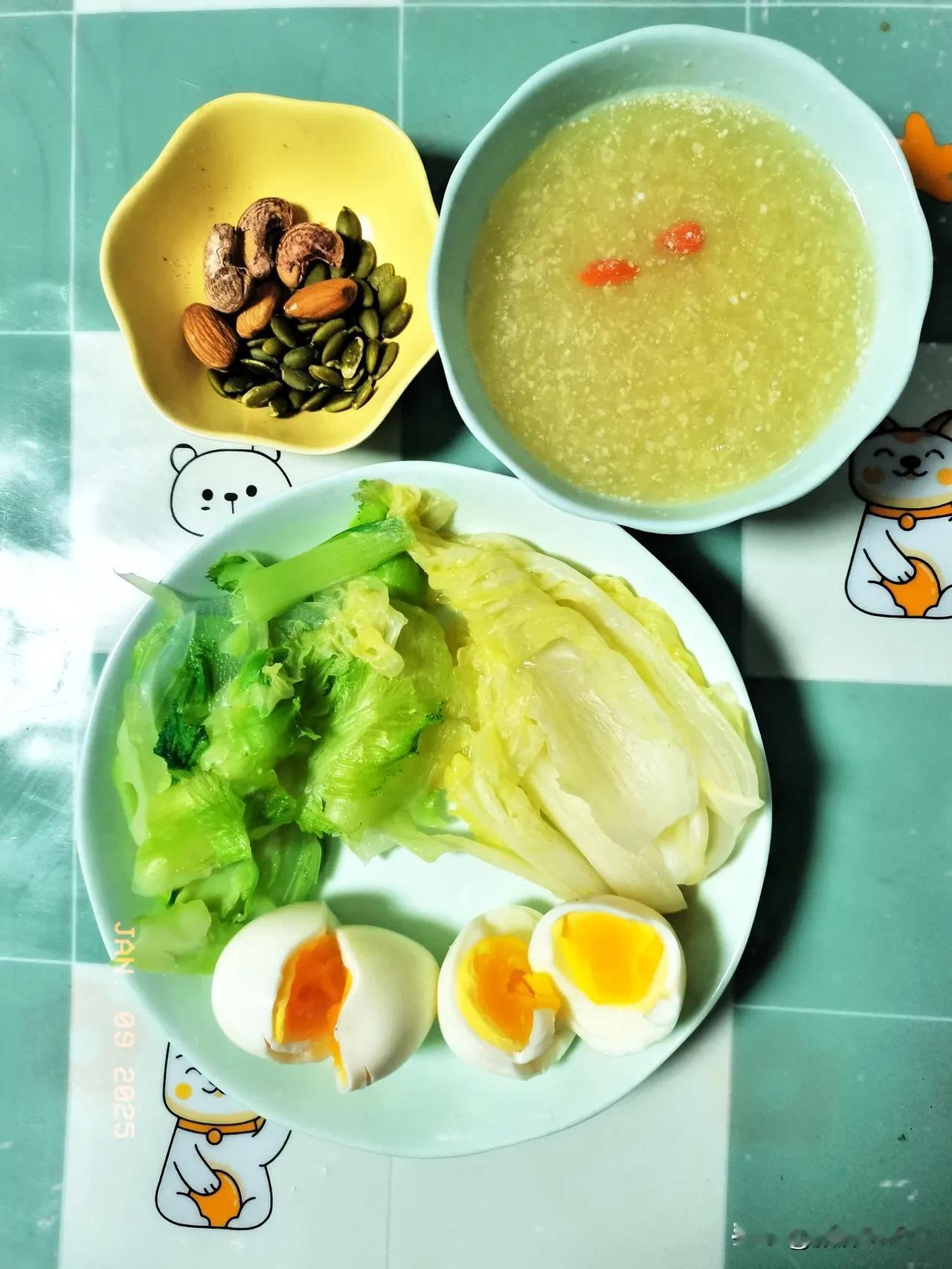 冬日绵绵之中年女性减脂早餐日记
主食：小麦胚芽
蛋白质：鸡蛋
蔬菜坚果：芽菜、黄