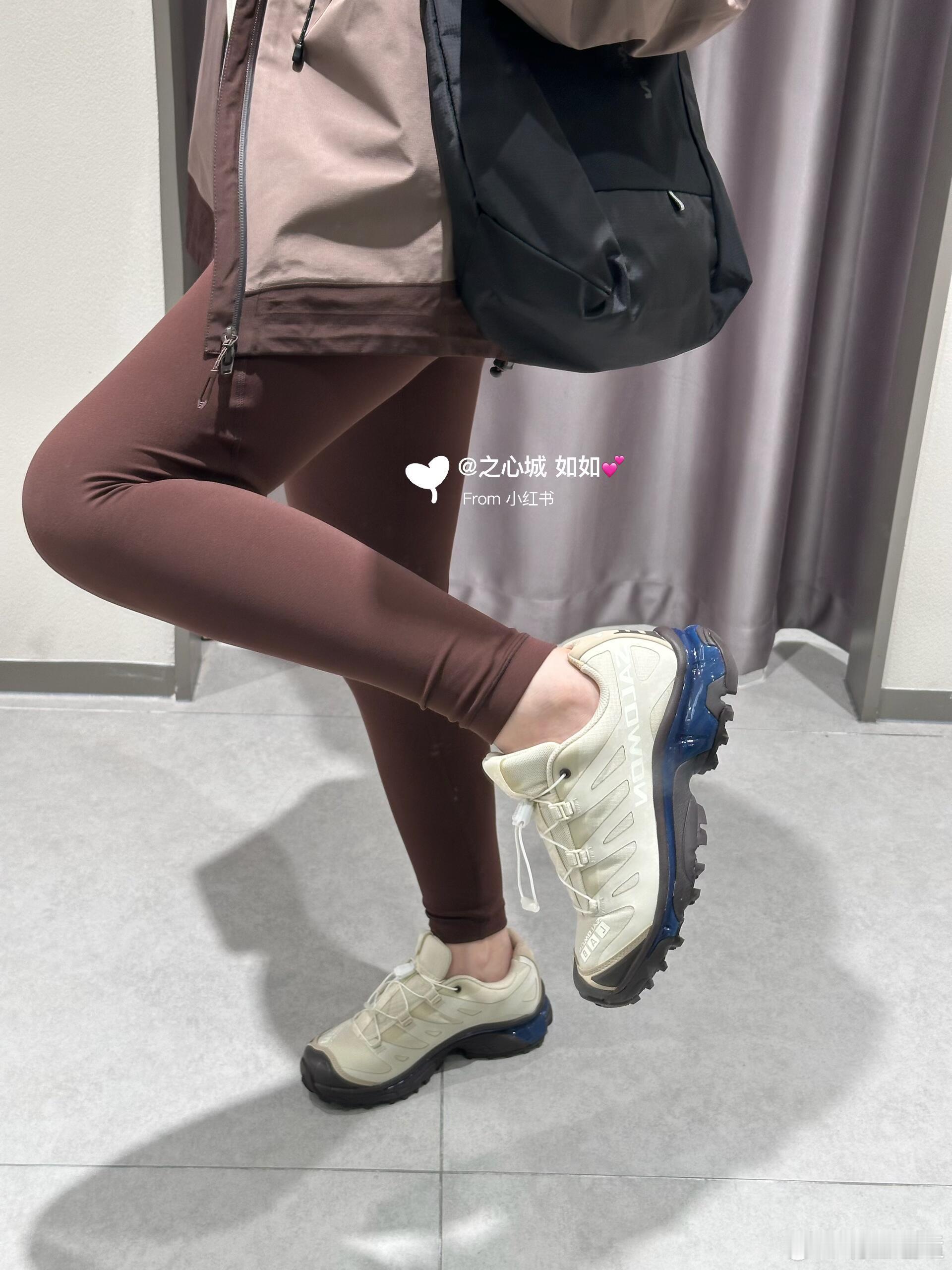 这双来自户外品牌SALOMON的运动鞋，以其标志性的米白色调和流线型轮廓，兼具都