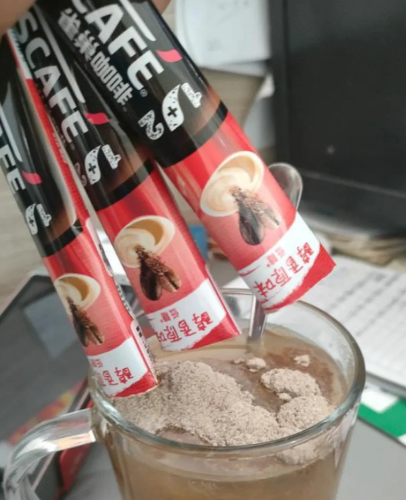 你们都是喝那种咖啡啊，是雀巢那种速溶的还是自己在家手磨咖啡？我怀疑我喝那种速溶咖