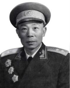 1949年，杨梅生作为红军的副军长归乡，看见一破烂老妪抓住他的袖口求食，他不禁浑