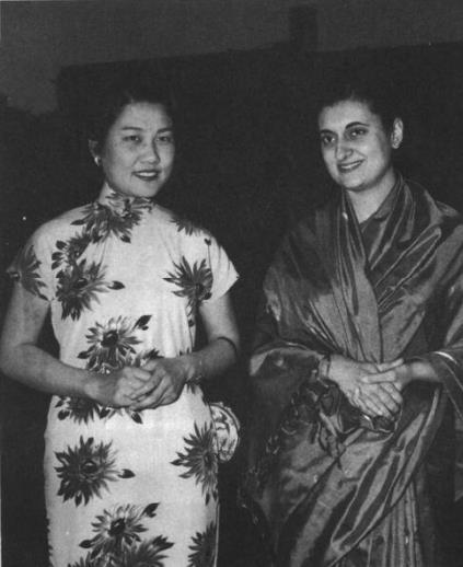 1955年，张瑞芳作为中国电影观察团成员访问印度时，与后来成为印度总理的英迪拉.