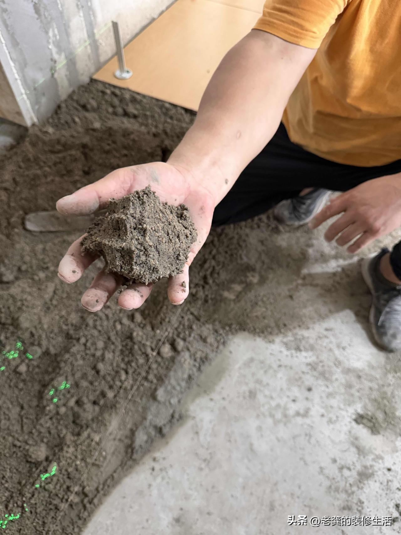 半干砂浆预铺，满泼水泥浆子，地砖拉毛铺贴商家要求怎么干我们就怎么干