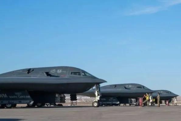 美军300架战机直扑而来！这 300 架战机里面有： F-22 “猛禽” 隐身战