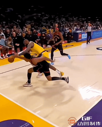 詹姆斯抢球后怒砸巴恩斯，巴恩斯害怕极了！