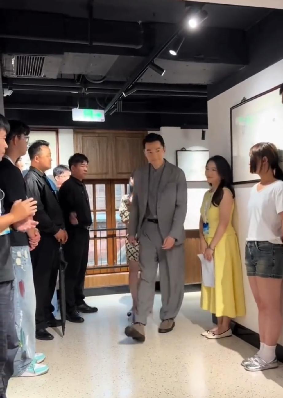 明星出个场排面真的好大！