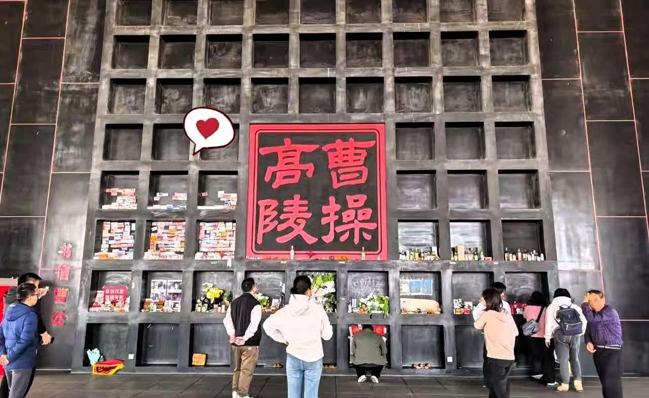 曹孟德墓前全是布洛芬，这个清明节最火的就是曹操了，谁能想到有一天曹丞相墓前会放满