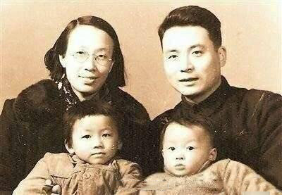 1958年的一天夜里，他一脸郑重地告诉妻子，自己将隐姓埋名，去做一件有意义的事。