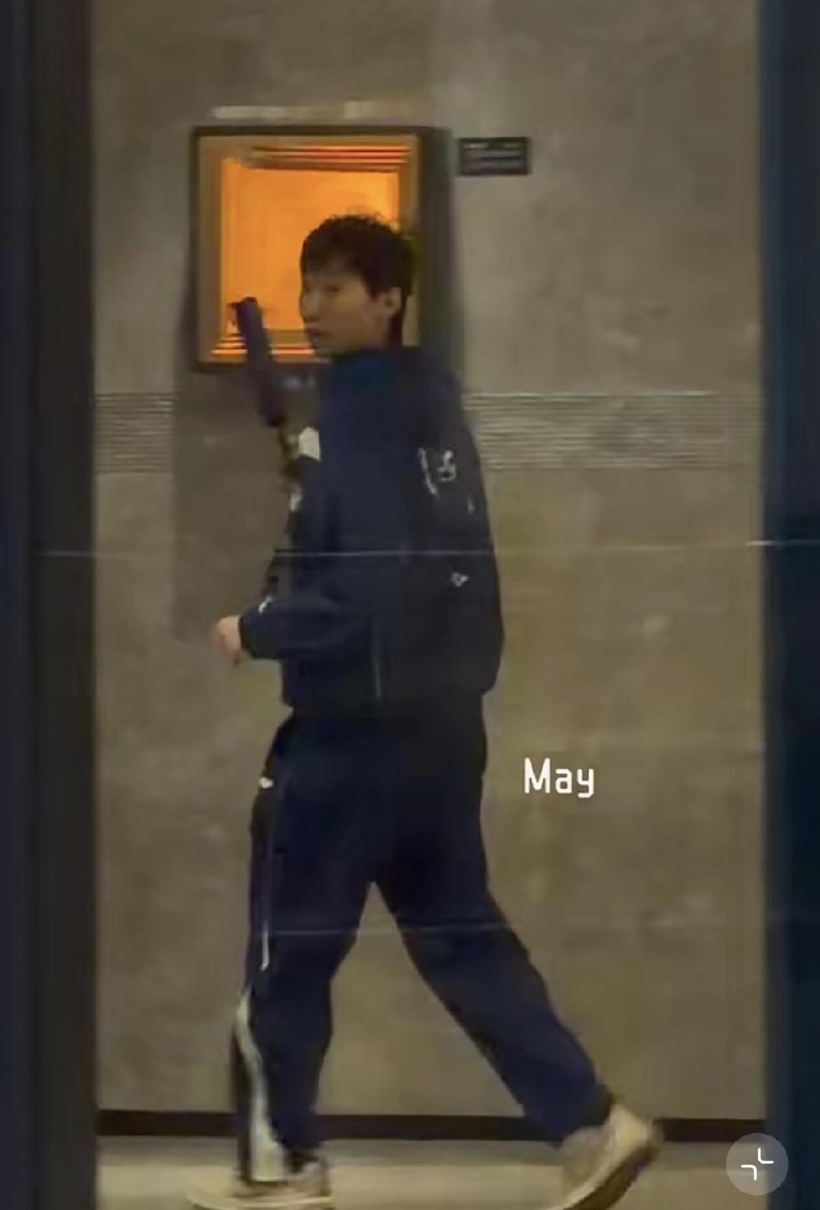 参加完WTT重庆冠军赛欢迎晚宴，刚刚吃完饭的王曼昱和队友陈熠、石洵瑶、徐奕一起返