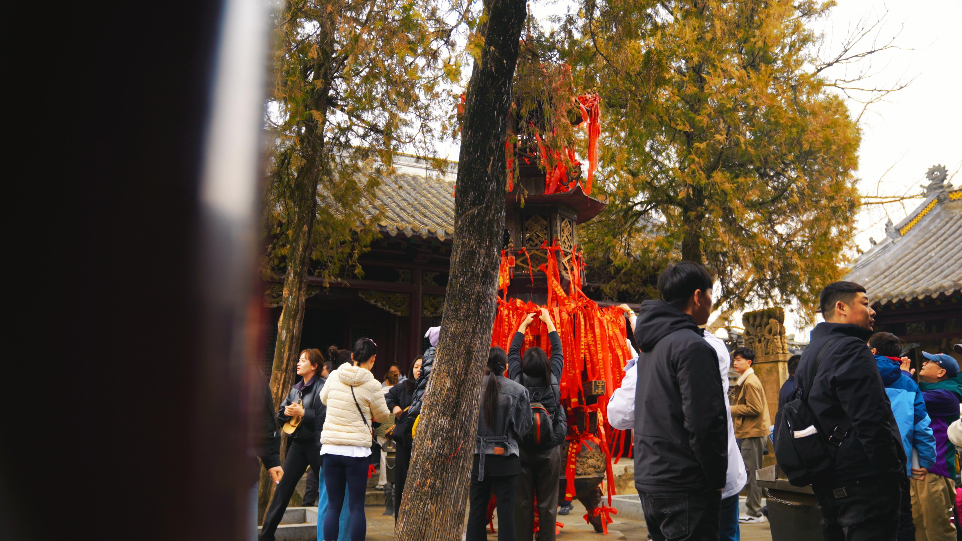 很多地方是靠一个点出圈，大孤山不是。从天后宫开始有了起势，到砖雕五福一下把内容做