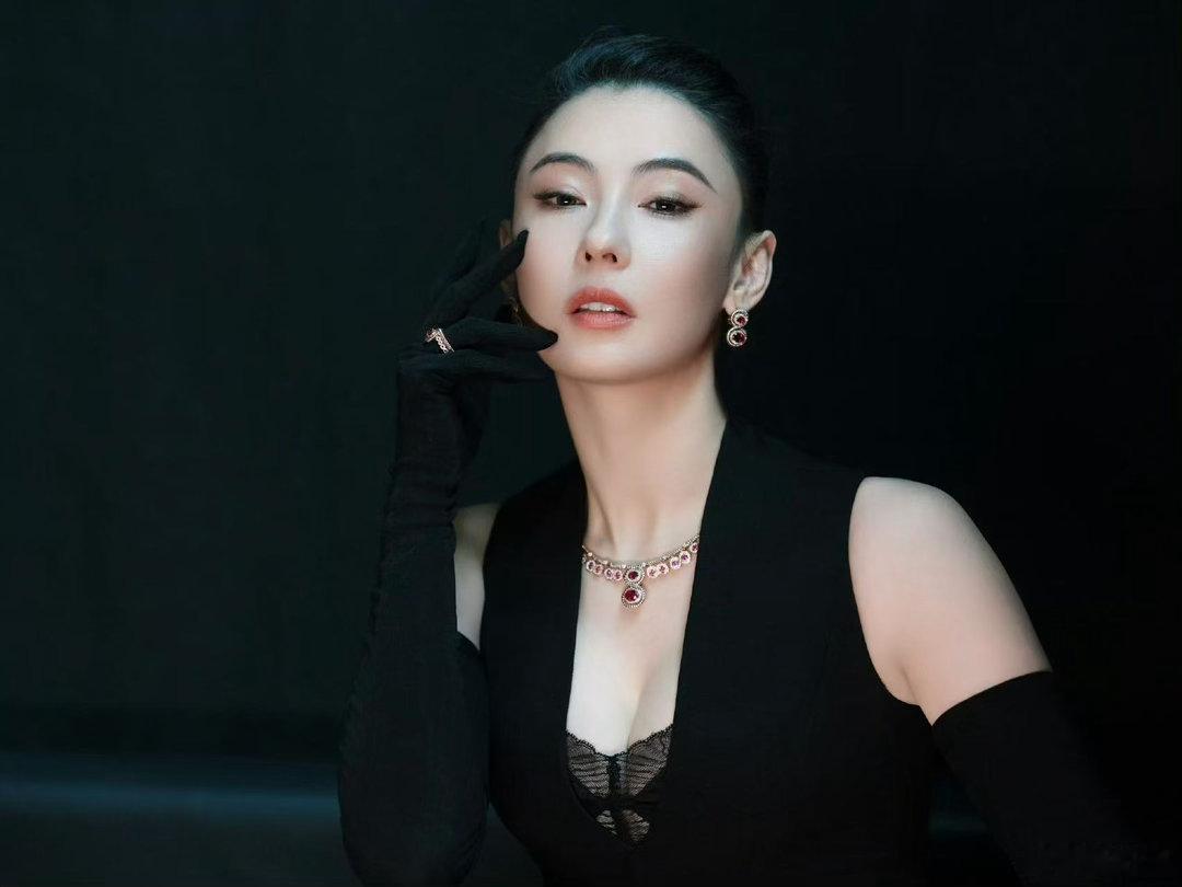 360度无死角的张柏芝找到了361度 别人绞尽脑汁找最佳角度，张柏芝随便哪个角度