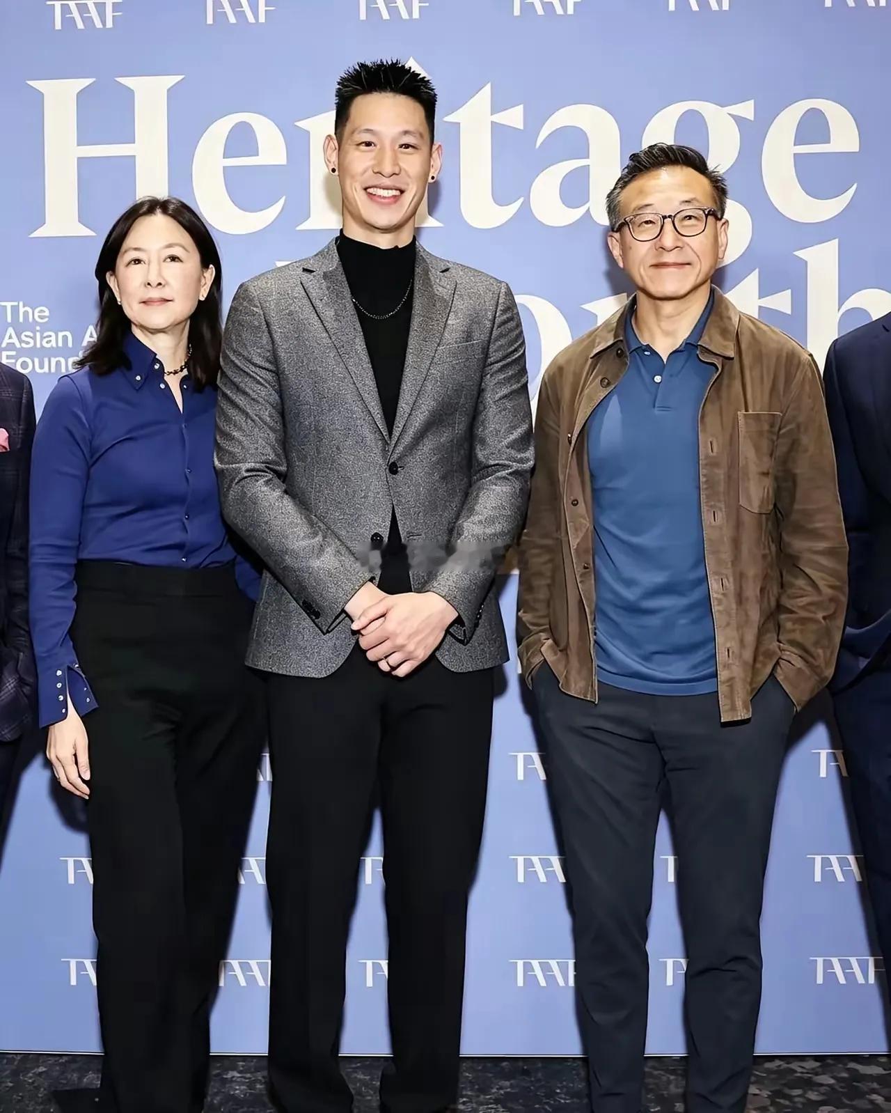 蔡崇信和原配在一起的合照，无论气质和气场都是非常匹配的，穿着也非常有品位。两个人